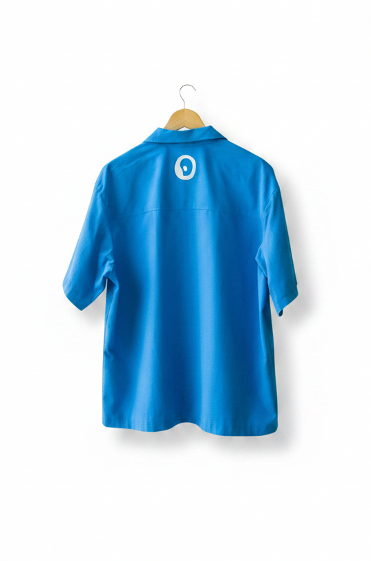 Dos de la chemise bleue sur fond blanc