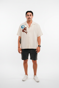 Homme de face avec short fond blanc studio