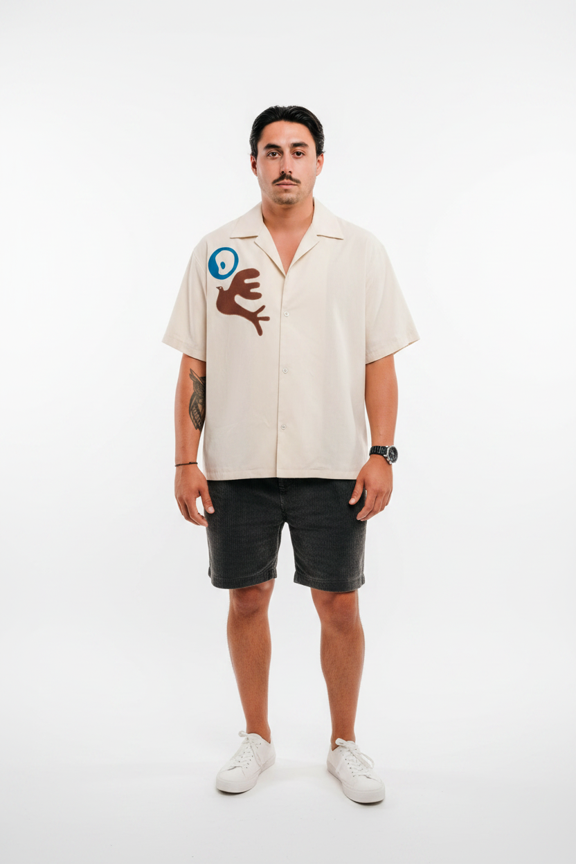 Homme de face avec short fond blanc studio