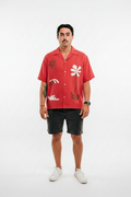 Modèle avec chemise rouge