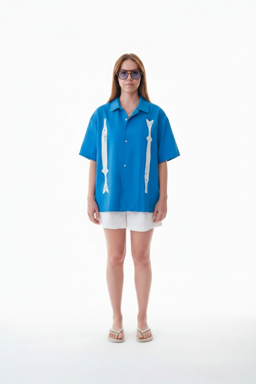 Modèle fille chemise bleue sans tatouage