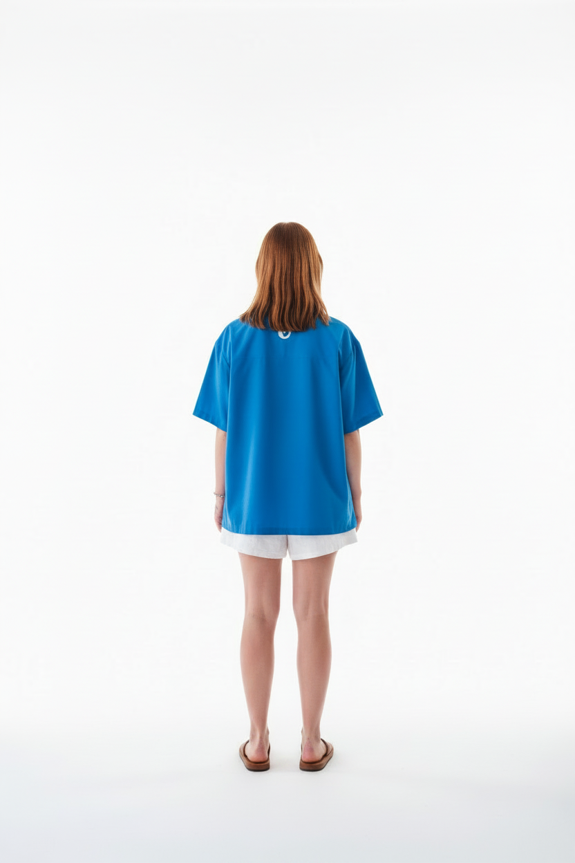 Modèle fille dos chemise bleue sans tatouage