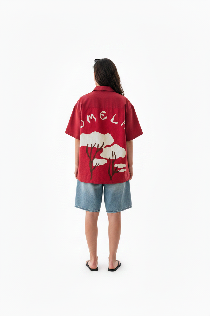 Modèle fille dos chemise rouge OMELA
