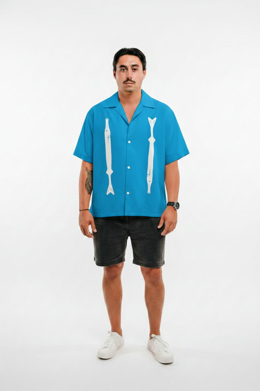 Modèle homme chemise bleue poissons