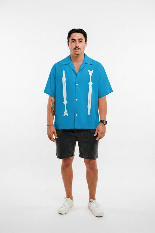 Modèle homme chemise bleue poissons