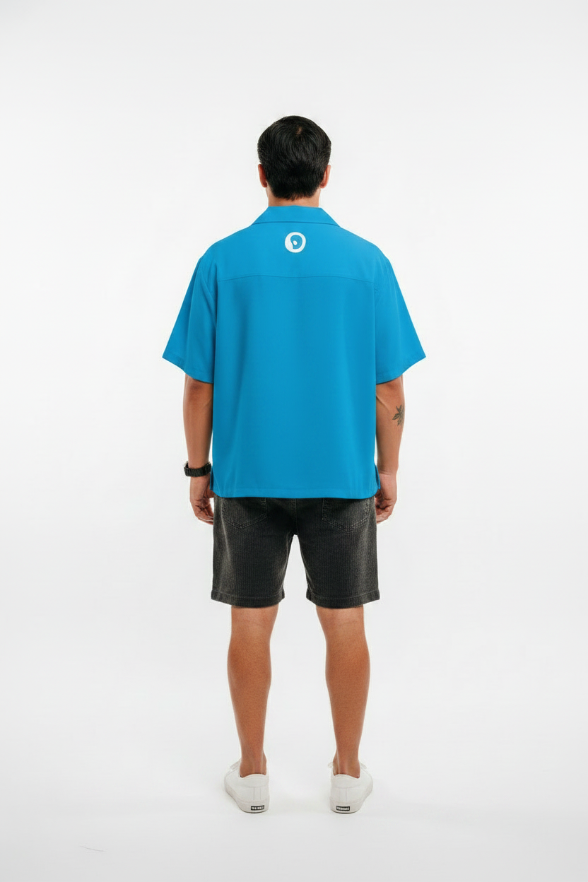 Modèle homme dos chemise bleue